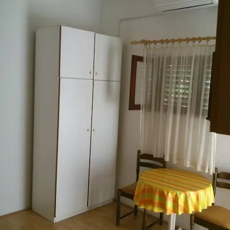 Adorable 2-person With Free Parking, Olive Garden & Open Terrace 扎达尔